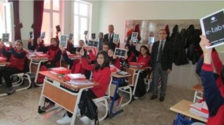 Ulukışlalı &Ouml;ğrencilere Tablet