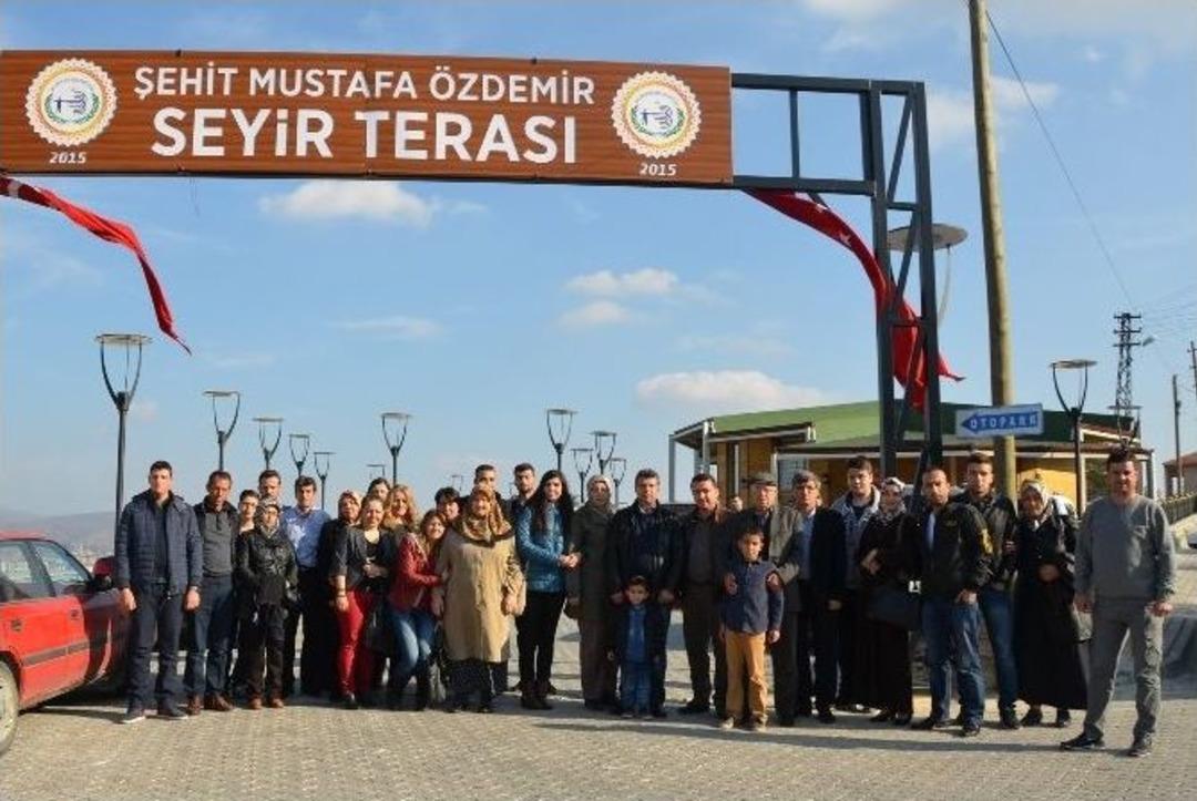 Başkan Bakıcı, Boz&uuml;y&uuml;k&rsquo;l&uuml; Şehit Mustafa &Ouml;zdemir&rsquo;in Ailesini Oğullarının Adı Verilen Seyir Terasında Ağırladı