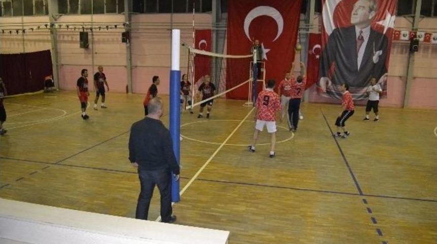 Alaplı &Ouml;ğretmenler G&uuml;n&uuml; Dolayısıyla Voleybol Turnuvası Başladı