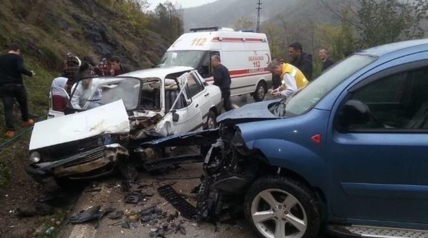 &Ccedil;atalpınar&rsquo;da Trafik Kazası: 3 Yaralı