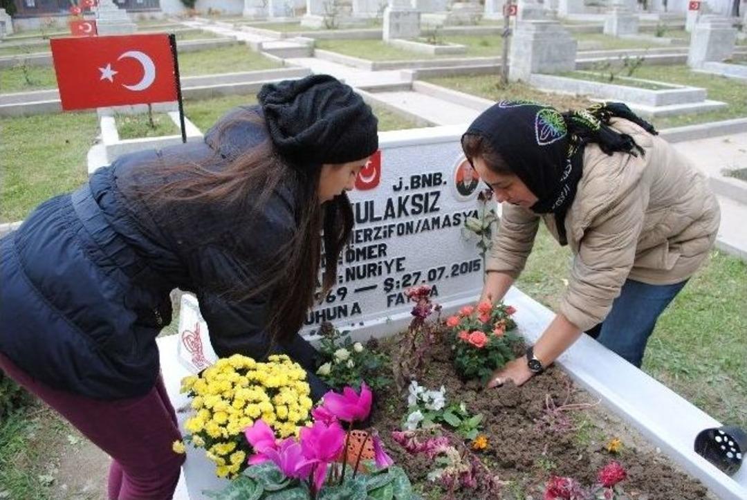 Şehit Binbaşı Kulaksız Doğum G&uuml;n&uuml;nde &Ccedil;i&ccedil;eklerle Anıldı