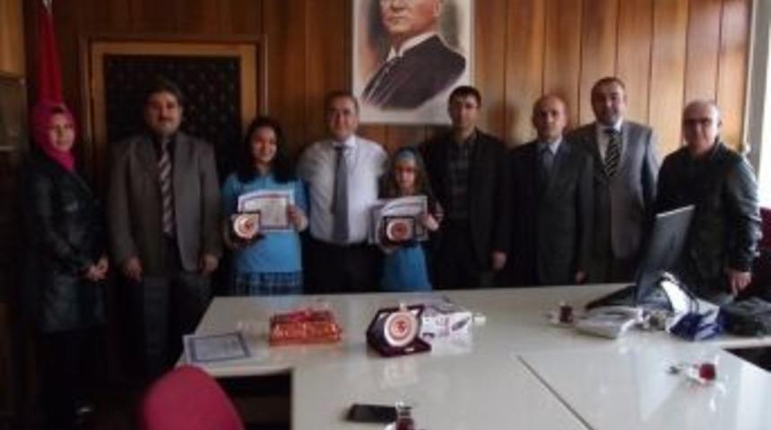 Birincilere Kaymakam Numan Hatipoğlu’dan Ödül