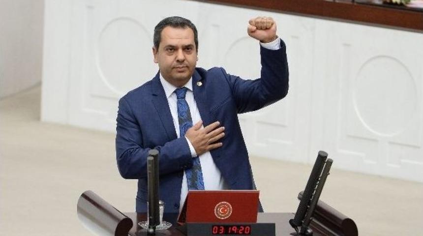 Chp&rsquo;li Vekil Yemin Ettikten Sonra Yumruğunu Havaya Kaldırdı