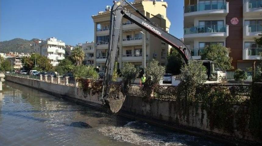 214 Metrelik Dereden 1200 Ton Atık &Ccedil;ıktı