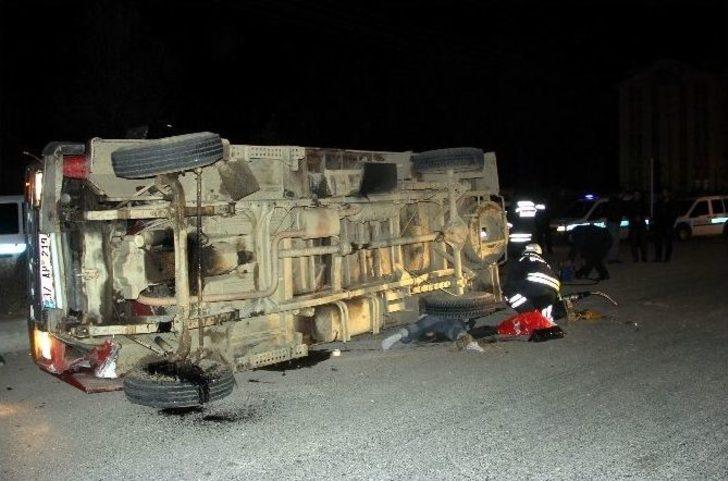 Hayvan Yüklü Kamyon İle Otomobil Çarpıştı: 1 Ölü, 3 Yaralı G2