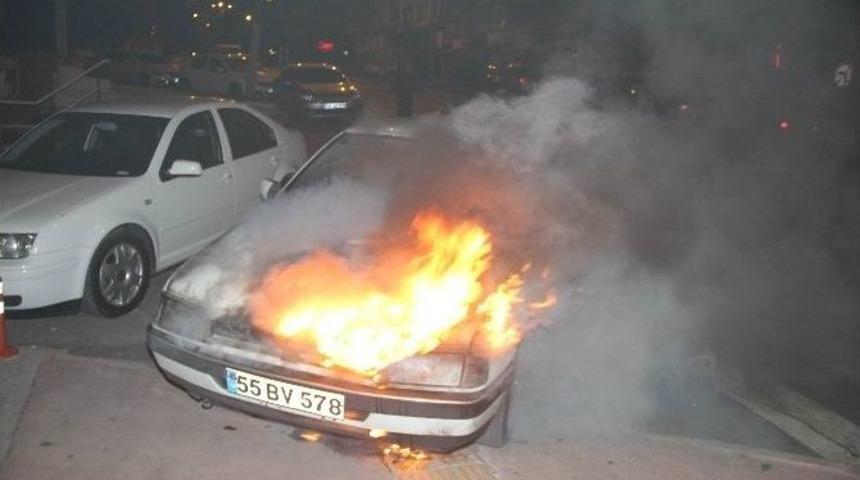 Park Halindeki Otomobilde Yangın Çıktı