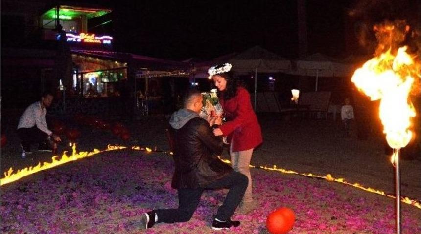 (&ouml;zel Haber) Kumsalda S&uuml;rpriz Evlenme Teklifi