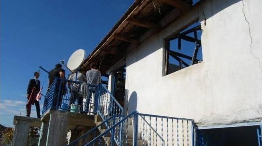 Evi Yanan Aileye Kaymakam Meşeli’den Yardım Eli