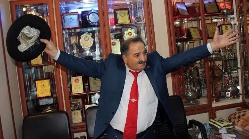 (&ouml;zel Haber) S&uuml;leyman Demirel&rsquo;in Hediye Ettiği F&ouml;tr Şapkaya G&ouml;z&uuml; Gibi Bakıyor