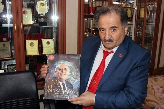 (özel Haber) Süleyman Demirel’in Hediye Ettiği Fötr Şapkaya Gözü Gibi Bakıyor