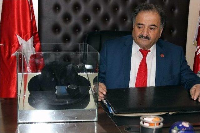 (özel Haber) Süleyman Demirel’in Hediye Ettiği Fötr Şapkaya Gözü Gibi Bakıyor