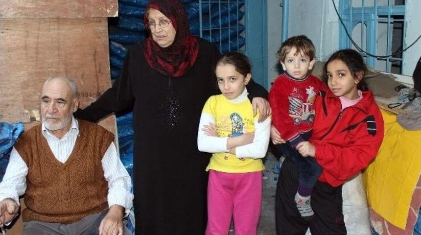 70 Yaşındaki Vatandaş 8 Kişilik Suriyeli Aileye Evini A&ccedil;tı