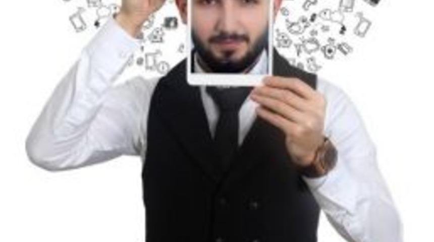 &Uuml;nl&uuml;leri Peşine Takan Fenomenden Sosyal Medya Vurgusu