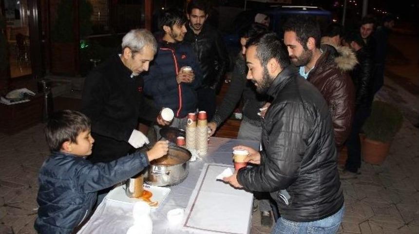 &Ouml;ğrencilerin Nevzat Abisinden Gece Yarısı &Uuml;cretsiz &Ccedil;orba İkramı