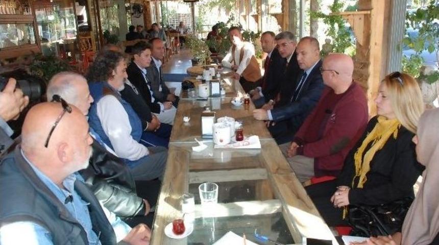 Kaymakam Y&ouml;nden Basınla Aylık Toplantısına Akb&uuml;k&rsquo;ten Başladı