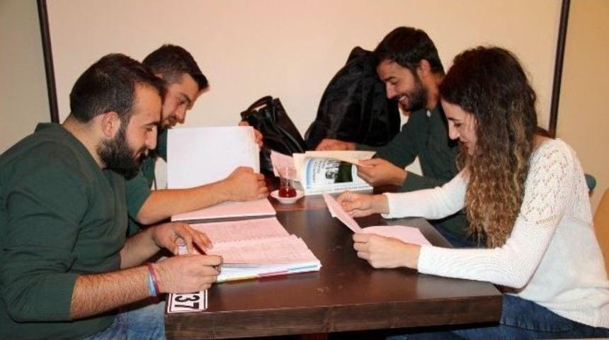 (&ouml;zel Haber) Bu Kafede Ders &Ccedil;alışana &Ccedil;ay Bedava