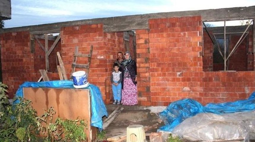 Yarım Kalan Evleri İ&ccedil;in Yardım Bekliyorlar