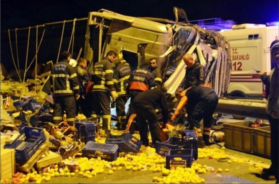 Devrilen Kamyonda Sıkışan S&uuml;r&uuml;c&uuml; Hayatını Kaybetti