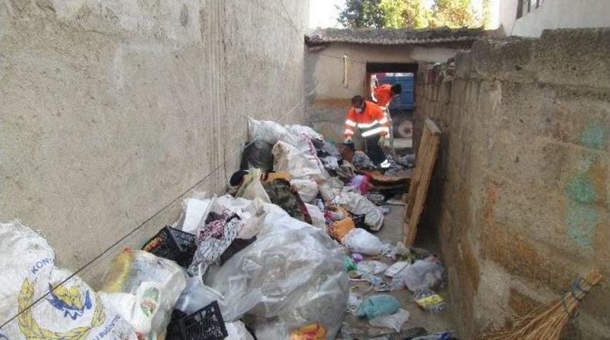 Alaşehir Belediyesi&rsquo;nden &Ccedil;&ouml;p Ev Temizliği