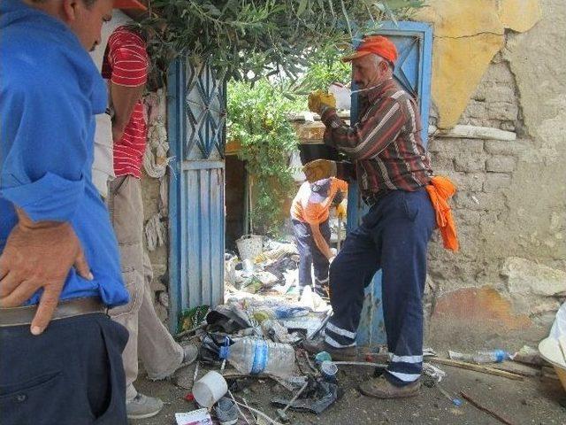 Alaşehir Belediyesi’nden Çöp Ev Temizliği