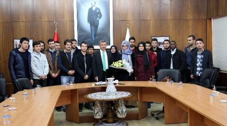 &Ouml;ğrencilerden Vali Şerif Yılmaz&rsquo;a Teşekk&uuml;r Ziyareti