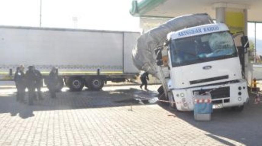 Kamyonun Benzin İstasyonuna U&ccedil;tuğu Kaza G&uuml;venlik Kamerasında