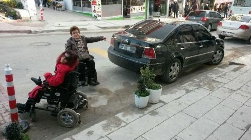 Engelli Rampasını Kapatan S&uuml;r&uuml;c&uuml;ye Tepki