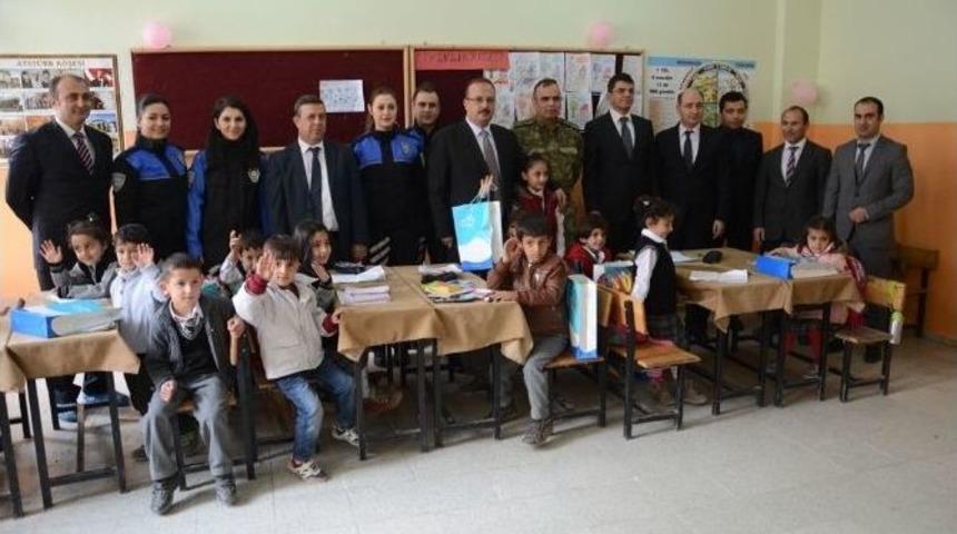 Vali Canbolat&rsquo;tan Okul Ziyareti