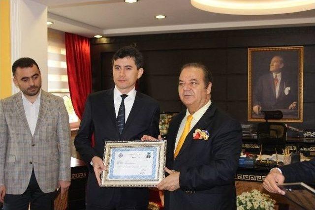 Kaymakam Yıldız’dan Teog’da Başarılı Olan Okullara Plaket