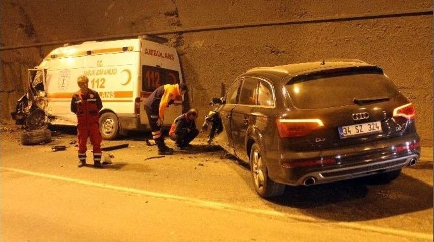 Ambulans İle Cip &Ccedil;arpıştı, 3 Sağlık Personeli Yaralandı