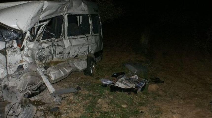 &Ouml;ğrenci Servisi Tır&rsquo;la &Ccedil;arpıştı: 2 &Ouml;l&uuml;, 11 Yaralı