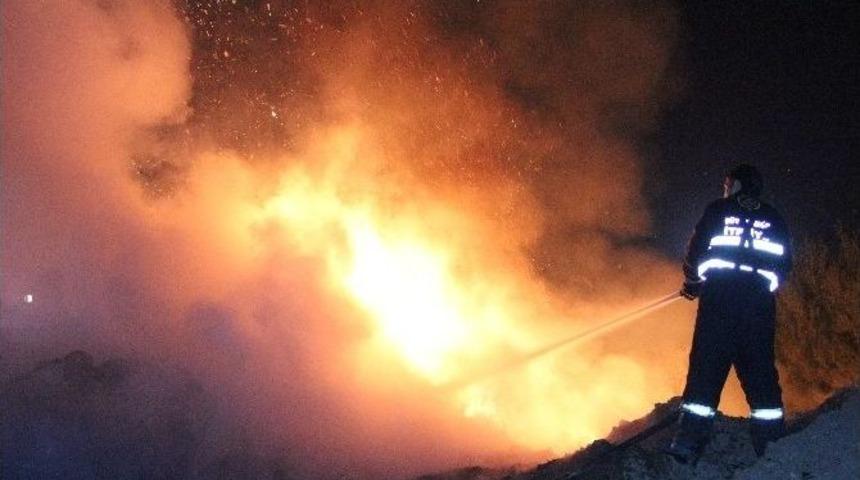 Atıklar Yakılıyor, Zabıta Ve &Ccedil;evre M&uuml;d&uuml;rl&uuml;ğ&uuml; Seyrediyor