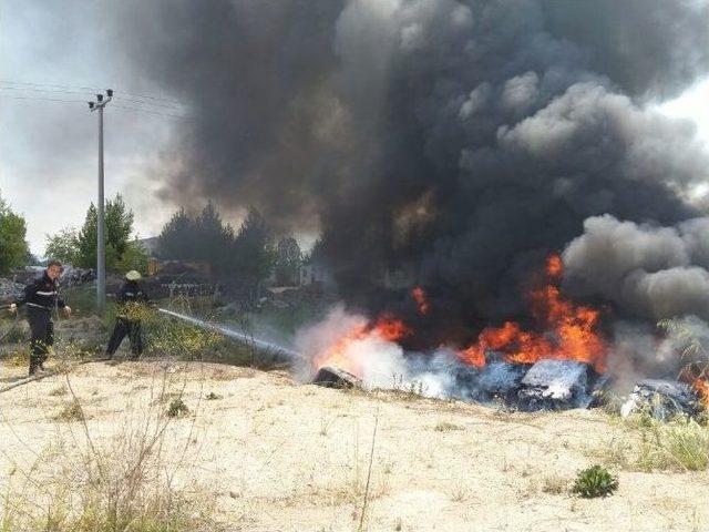 Atıklar Yakılıyor, Zabıta Ve &Ccedil;evre M&uuml;d&uuml;rl&uuml;ğ&uuml; Seyrediyor 1