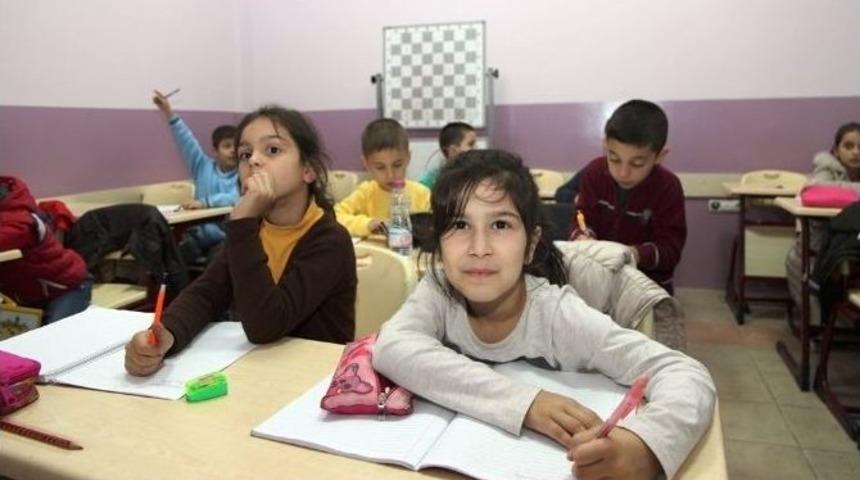 &Ccedil;ocuklar Derste, Veliler K&uuml;t&uuml;phanede