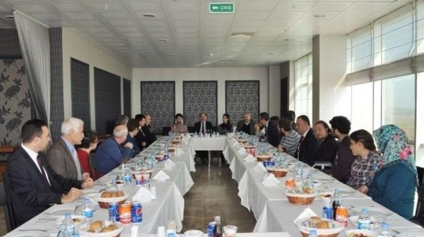 Nk&uuml; Rekt&ouml;r&uuml; Prof. Dr. Şimşek, Engelli &Ouml;ğrencilerle Yemekte Buluştu