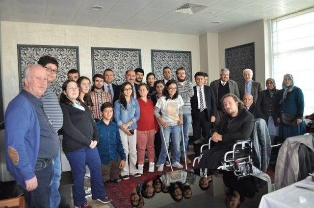 Nkü Rektörü Prof. Dr. Şimşek, Engelli Öğrencilerle Yemekte Buluştu