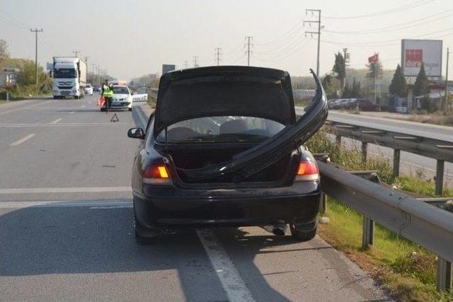 Otomobilin Sıkıştırdığı Araç Karşı Şeride Uçtu