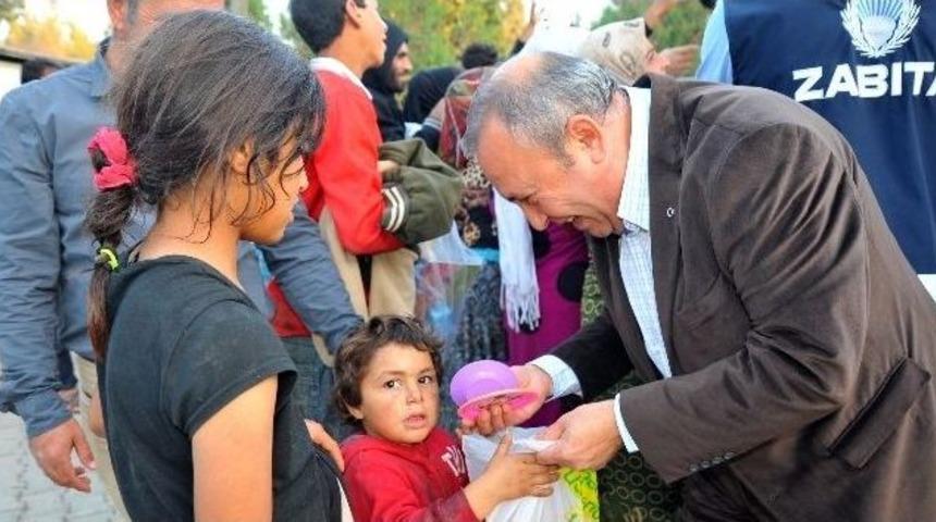 Suriyeli Miniklerin Oyuncak Mutluluğu