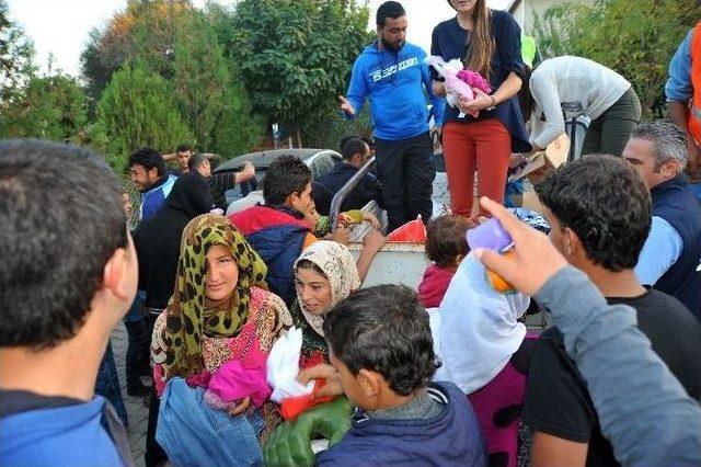 Suriyeli Miniklerin Oyuncak Mutluluğu