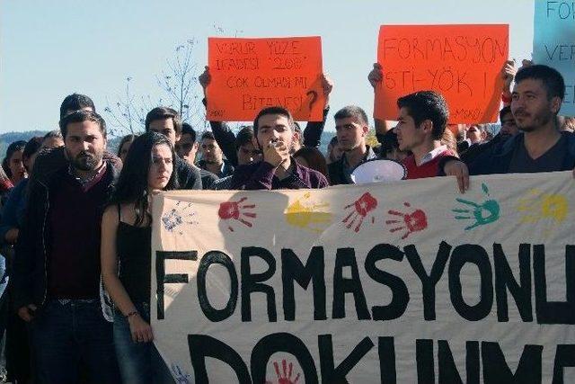 Üniversite Öğrencilerinden Formasyon Eylemi