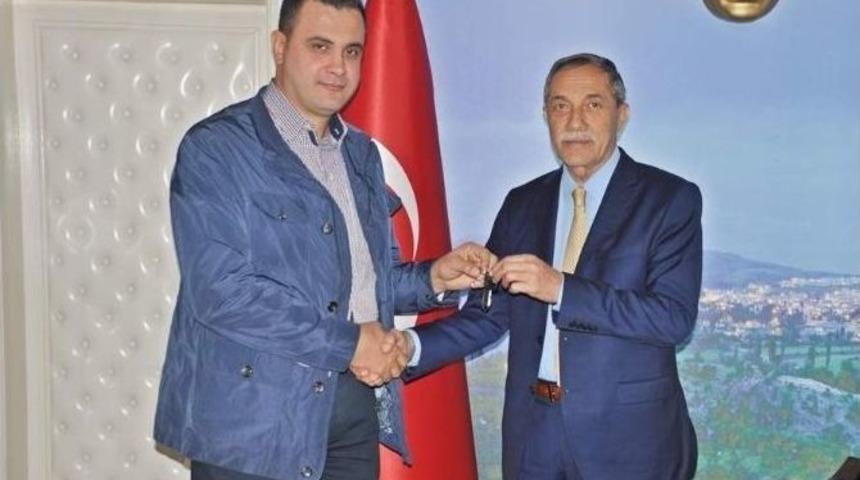 G&ouml;lbaşı Belediyesi&rsquo;ne Ara&ccedil; Hibe Edildi