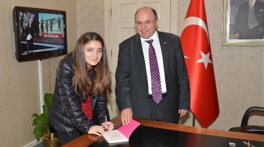 14 Yaşındaki Yazar Şefika G&uuml;ney Vali Amir &Ccedil;i&ccedil;ek&rsquo;i Ziyaret Etti