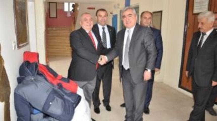 Batman Ticaret Borsası&rsquo;ndan &Ouml;ğrencilere Kışlık Mont Yardımı