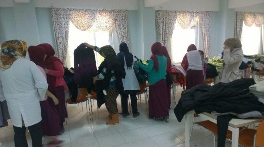 Osmancık&rsquo;ta &Ouml;ğrencilere Kaban Yardımı