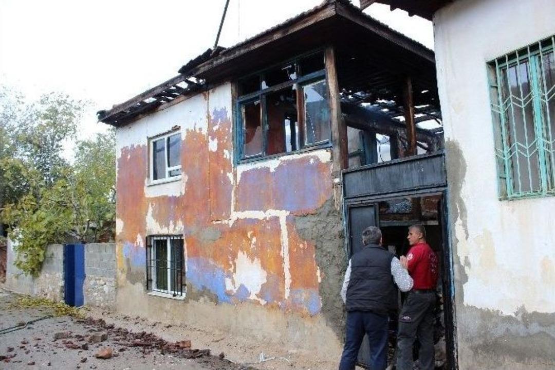 Denizli&rsquo;de &Ccedil;ıkan Yangında 4 Ev Kullanılamaz Hale Geldi