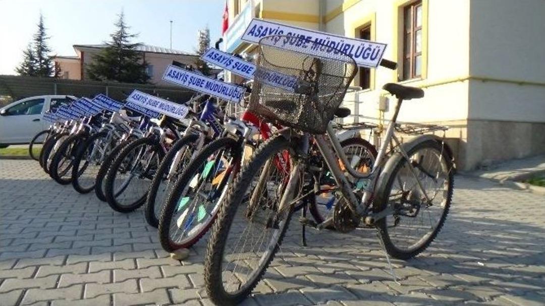 Bolu Polisi Kentte &Ccedil;alınan 42 Bisikleti Ve Faillerini Yakaladı