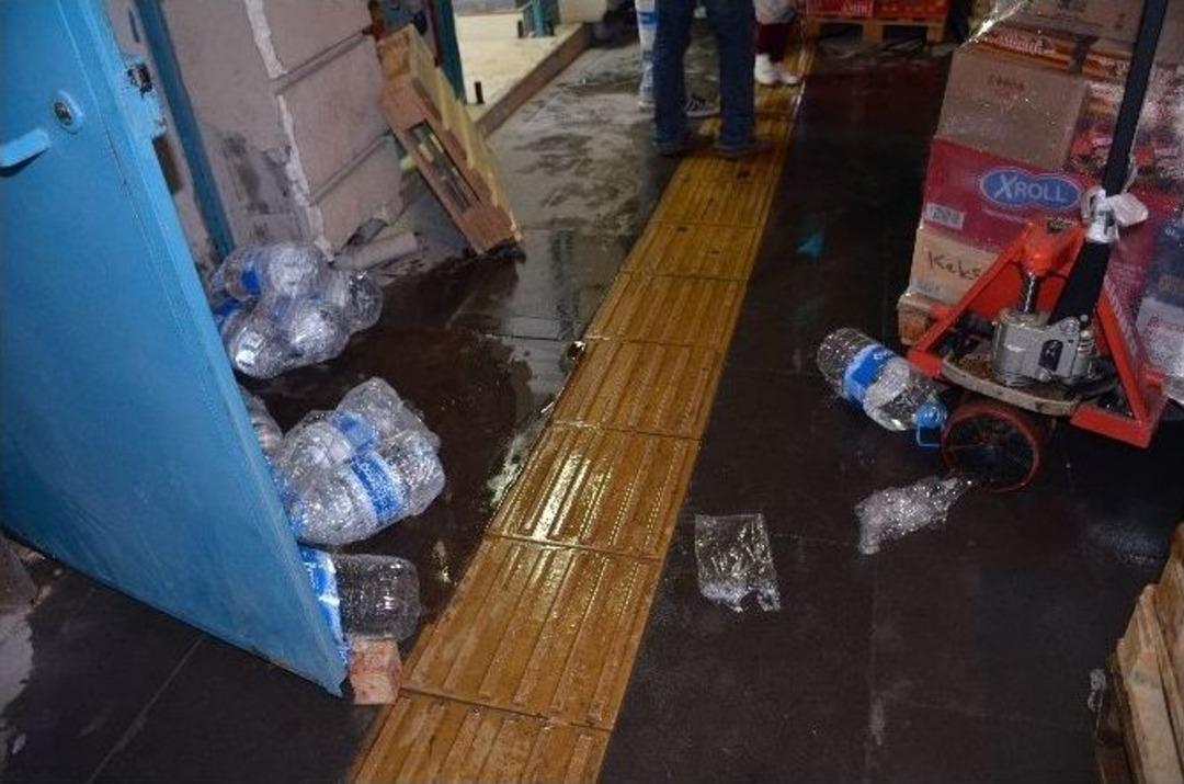 &Uuml;zerine D&uuml;şen Su Paletinden Son Anda Kurtuldu