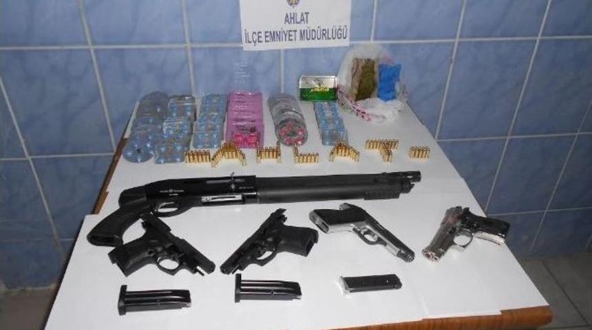 Ahlat&rsquo;ta Silah Ve Uyuşturucu Operasyonu: 4 G&ouml;zaltı