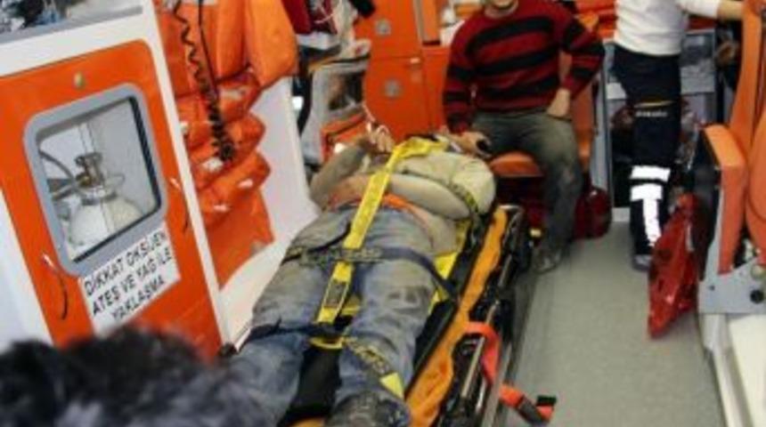 Kağıthane&rsquo;de Kamyonet Devrildi: 1 Yaralı