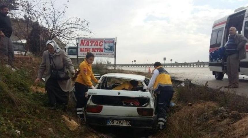 Yoldan &Ccedil;ıkan Otomobil Takla Attı: 3 Yaralı